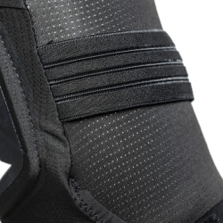 trail-skins-pro-knee-guards-black.jpg