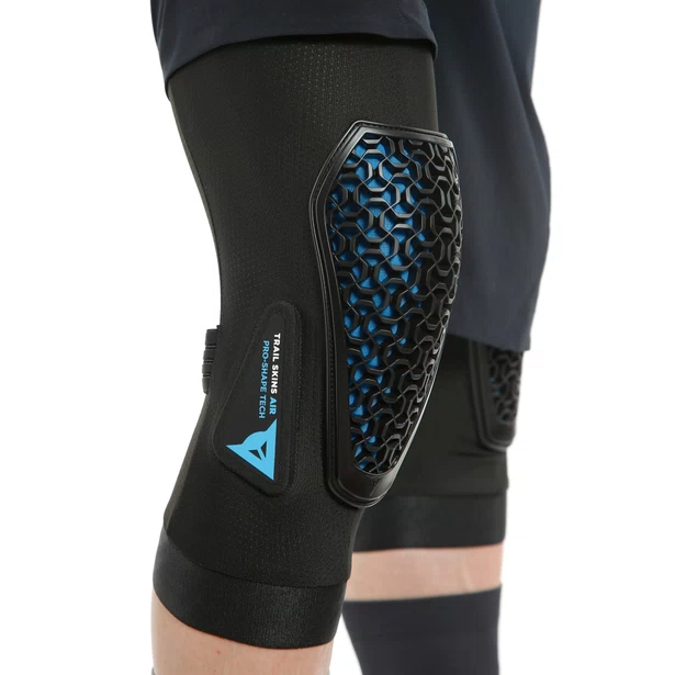 trail-skins-air-knee-guards-blac11k.webp