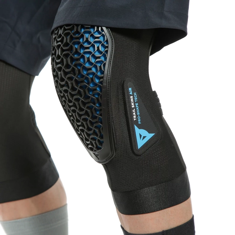 trail-skins-air-knee-guards-black22.webp